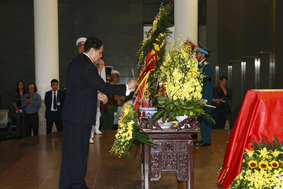 Đoàn đại biểu Ủy ban Trung ương Mặt trận Tổ quốc Việt Nam do Chủ tịch Ủy ban Trung ương Mặt trận Tổ quốc Việt Nam Trần Thanh Mẫn dẫn đầu viếng Trung tướng Đồng Sỹ Nguyên. (Ảnh: Doãn Tấn/TTXVN)