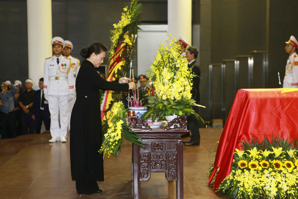Đoàn đại biểu Quốc hội nước Cộng hòa xã hội chủ nghĩa Việt Nam do Chủ tịch Quốc hội Nguyễn Thị Kim Ngân dẫn đầu viếng Trung tướng Đồng Sỹ Nguyên. (Ảnh: Doãn Tấn/TTXVN)