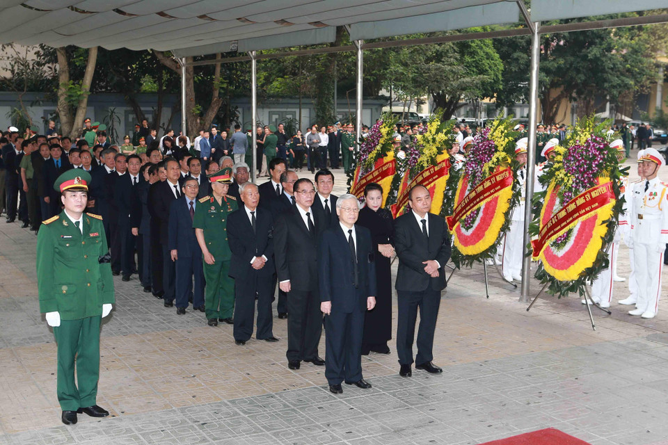Đoàn đại biểu Ban Chấp hành Trung ương Đảng do Tổng Bí thư, Chủ tịch nước Nguyễn Phú Trọng dẫn đầu viếng Trung tướng Đồng Sỹ Nguyên. (Ảnh: Doãn Tấn/TTXVN)