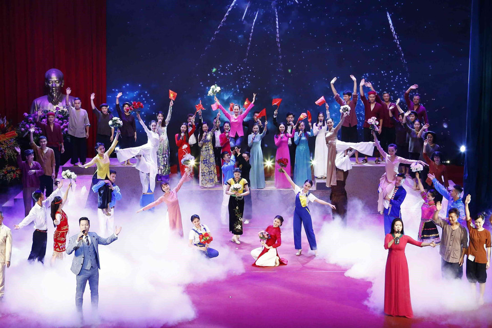 Chương trình biểu diễn văn nghệ tại lễ kỷ niệm. (Ảnh: Văn Điệp/TTXVN)