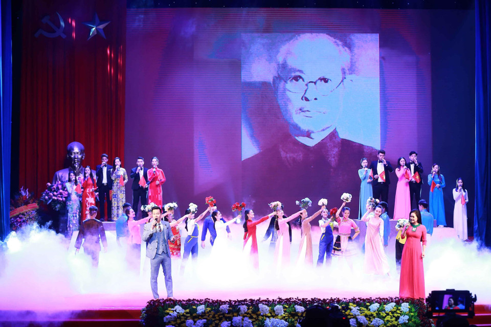 Tiết mục văn nghệ tái hiện lịch sử tại Lễ kỷ niệm 130 năm Ngày sinh Trưởng ban Thường trực Quốc hội Bùi Bằng Đoàn. (Ảnh: Doãn Tấn/TTXVN)