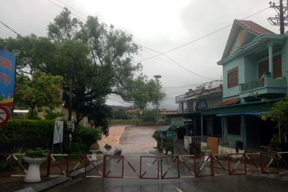 Lực lượng chức năng ngăn barie để cảnh báo nước lũ dâng cao tại sông Tiên Yên, huyện Tiên Yên, Quảng Ninh. (Ảnh: Đức Hiếu/TTXVN)