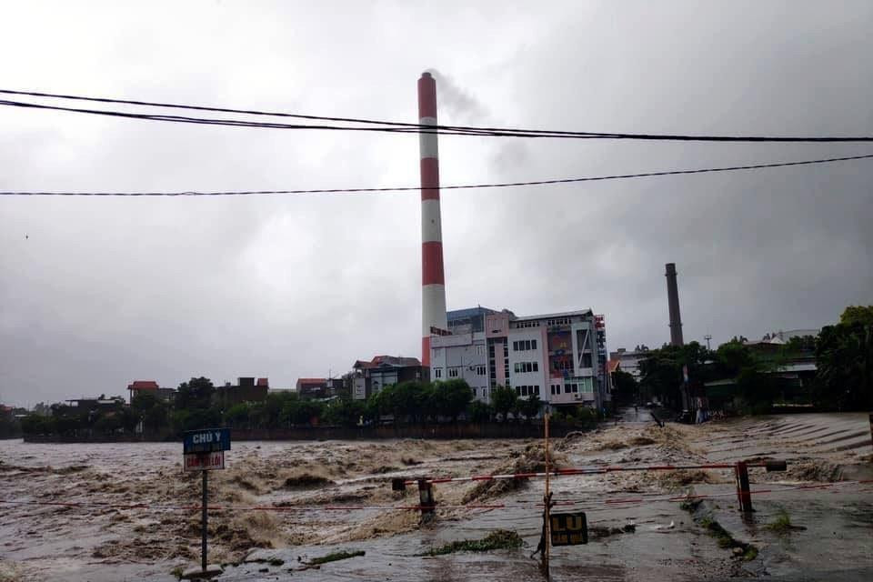 Nước lũ dâng cao tại thành phố Uông Bí, tỉnh Quảng Ninh. (Ảnh: Đức Hiếu/TTXVN)