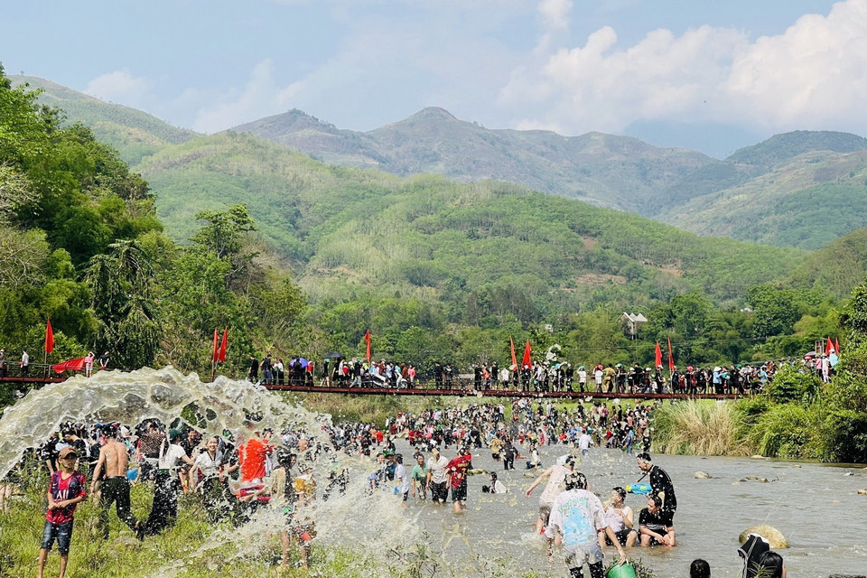 Hoạt động thi té nước hấp dẫn thu hút đông đảo người dân và du khách tham gia. (Ảnh: Việt Hoàng/TTXVN)