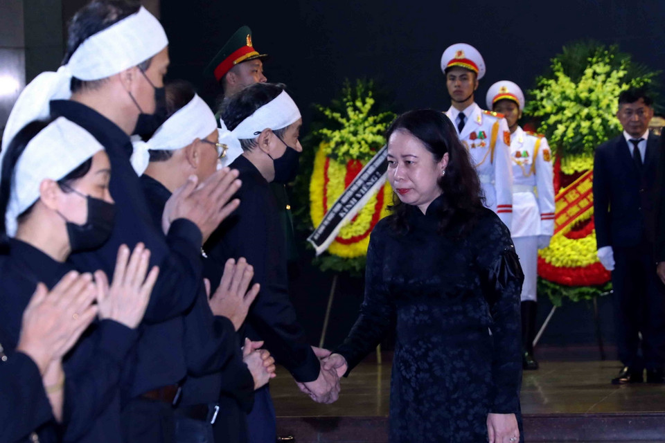 Phó Chủ tịch nước Võ Thị Ánh Xuân chia buồn cùng gia đình ông Nguyễn Khánh. (Ảnh: An Đăng/TTXVN)