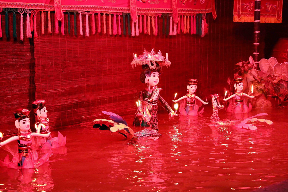 Múa rối nước là một đặc sản của văn hóa Việt, được sinh ra và lớn lên từ môi trường nước và đôi bàn tay khéo léo cùng sự sáng tạo tài tình của những người nghệ sỹ-nông dân. (Ảnh: Phạm Kiên/TTXVN)