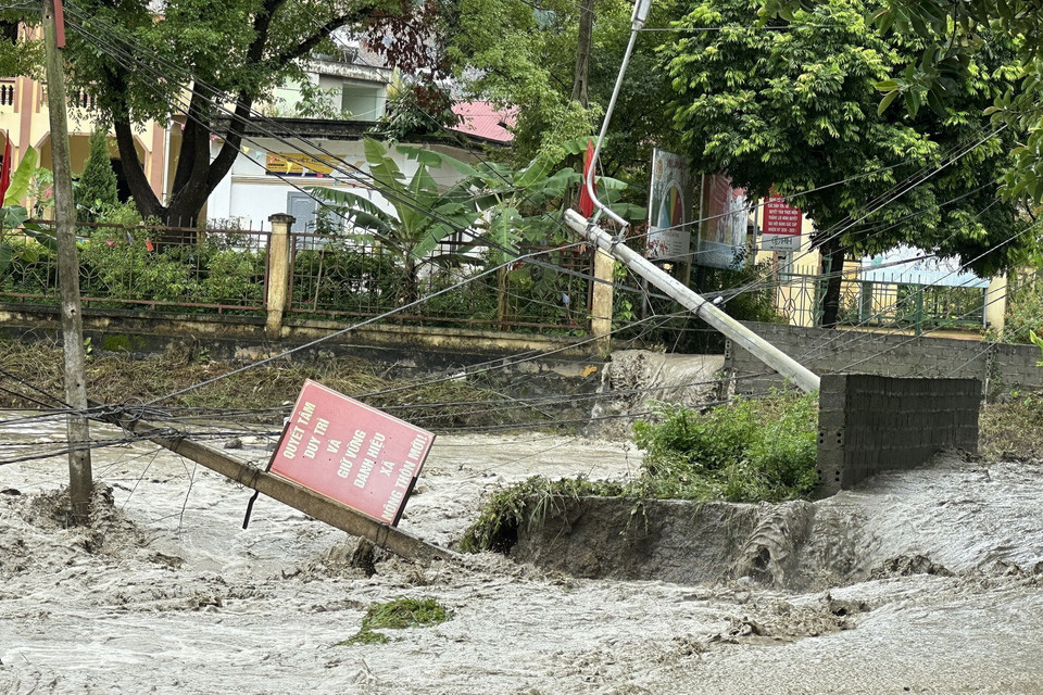 Nước lớn làm đổ nhiều cột điện khu vực xã Tả Phời. (Ảnh: Quốc Khánh/TTXVN)