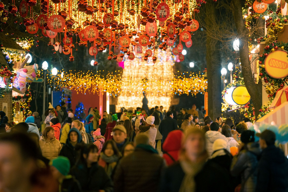  Đường phố được trang hoàng rực rỡ đón Năm mới tại Tashkent, Uzbekistan, ngày 31/12/2022. (Ảnh: THX/TTXVN)