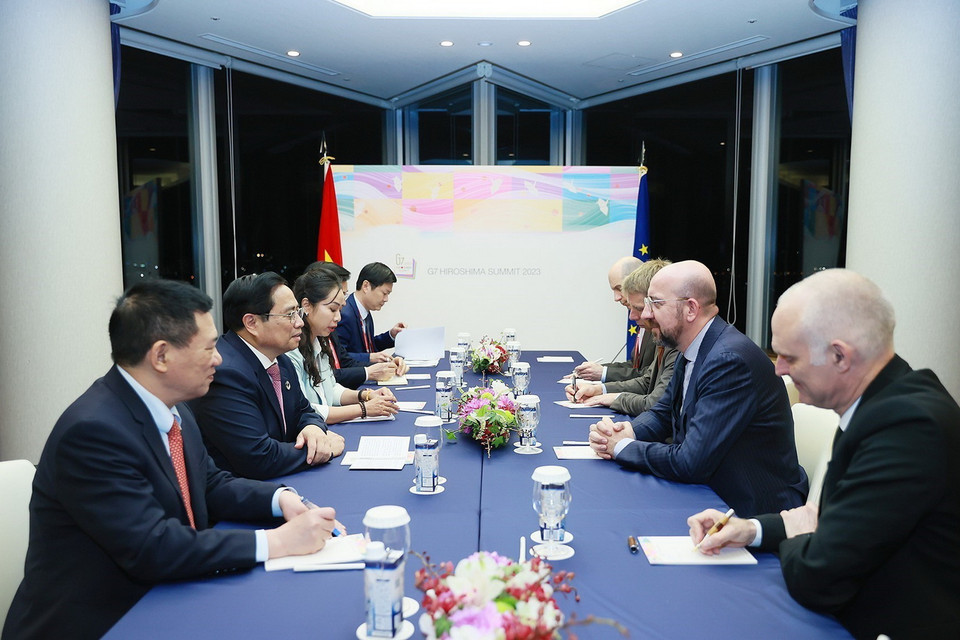 Thủ tướng Phạm Minh Chính và Chủ tịch Hội đồng châu Âu Charles Michel tại buổi gặp. (Ảnh: Dương Giang/TTXVN)