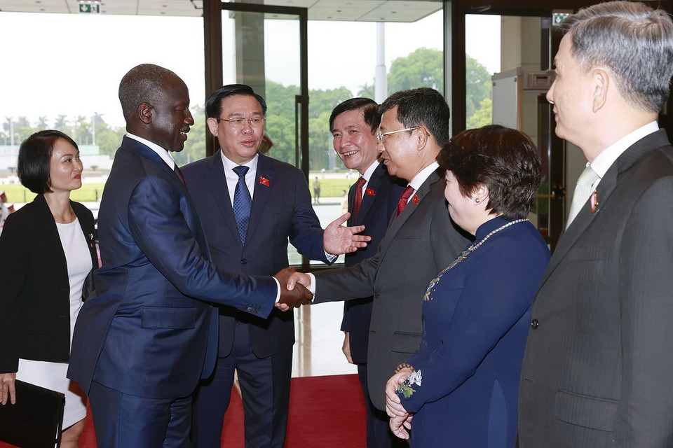 Chủ tịch Quốc hội Vương Đình Huệ giới thiệu các thành viên Đoàn đại biểu Quốc hội Việt Nam với Chủ tịch Quốc hội Bờ Biển Ngà Adama Bictogo. (Ảnh: Doãn Tấn/TTXVN)