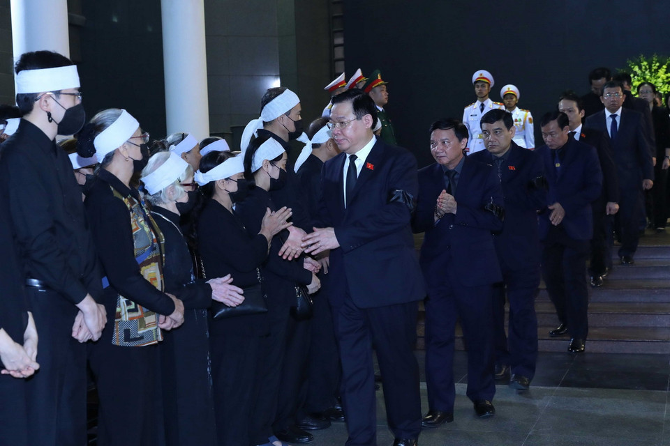 Chủ tịch Quốc hội Vương Đình Huệ chia buồn cùng gia đình ông Nguyễn Khánh. (Ảnh: An Đăng/TTXVN)