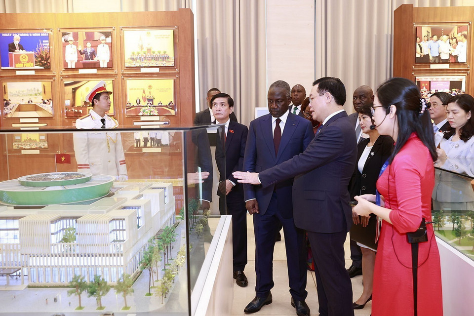 Chủ tịch Quốc hội Vương Đình Huệ và Chủ tịch Quốc hội Bờ Biển Ngà Adama Bictogo thăm Phòng truyền thống Nhà Quốc hội. (Ảnh: Doãn Tấn/TTXVN)