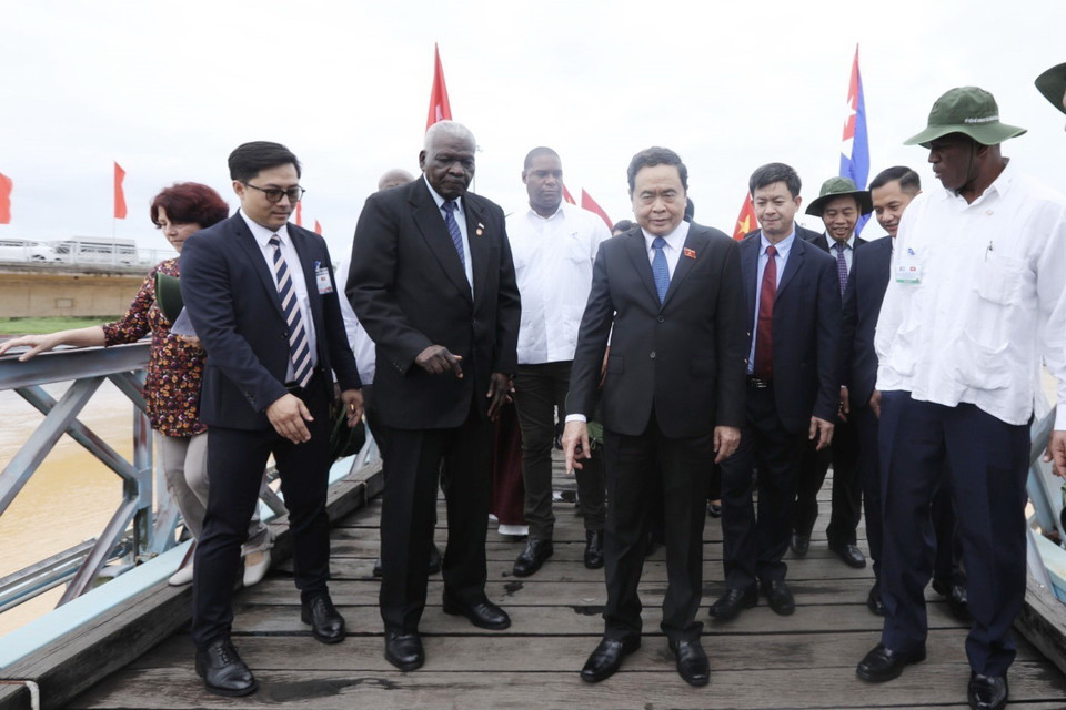 Đại biểu hai nước tới "Đường ranh phân chia Nam-Bắc" khi đến tham quan Di tích cầu Hiền Lương. (Ảnh: Minh Quyết/TTXVN)