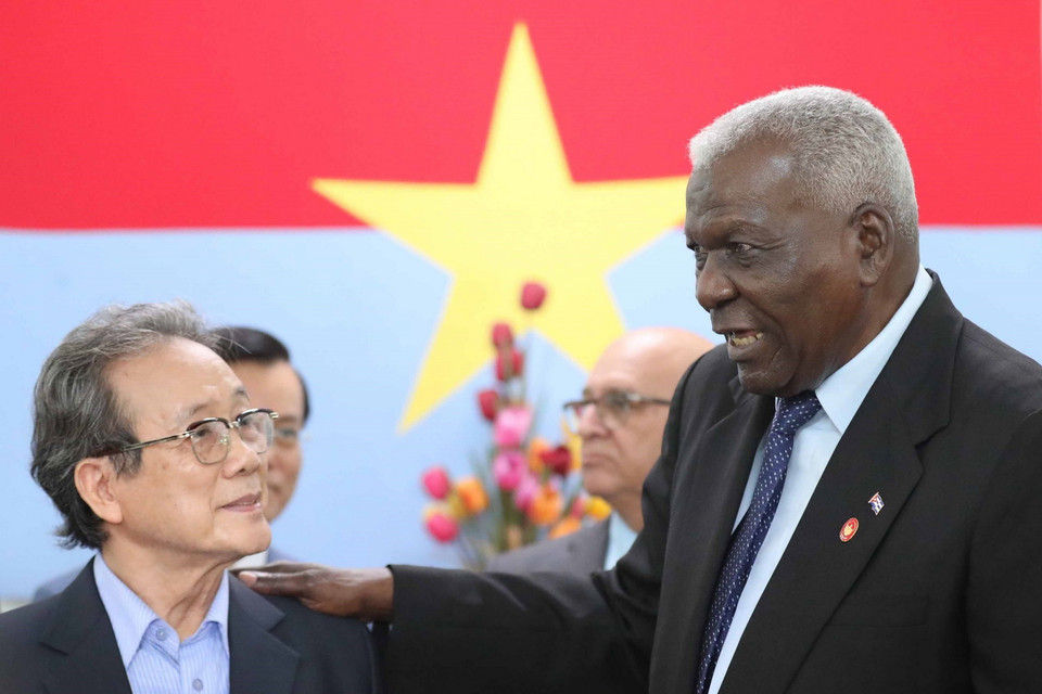 Chủ tịch Quốc hội Cuba Esteban Lazo Hernandez thân mật trò chuyện cùng nhân chứng lịch sử khi thăm Di tích Trụ sở Chính phủ Cách mạng lâm thời Cộng hòa miền Nam Việt Nam tại Quảng Trị. (Ảnh: Thanh Tùng/TTXVN)