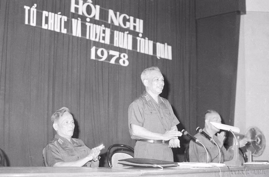 Đại tướng Văn Tiến Dũng, Thượng tướng Chu Huy Mân (ngoài cùng, bên trái) dự Hội nghị công tác tổ chức và tuyên huấn toàn quân do Tổng cục Chính trị Quân đội Nhân dân Việt Nam tổ chức (1978). (Ảnh: Nguyễn Dĩnh/TTXVN)