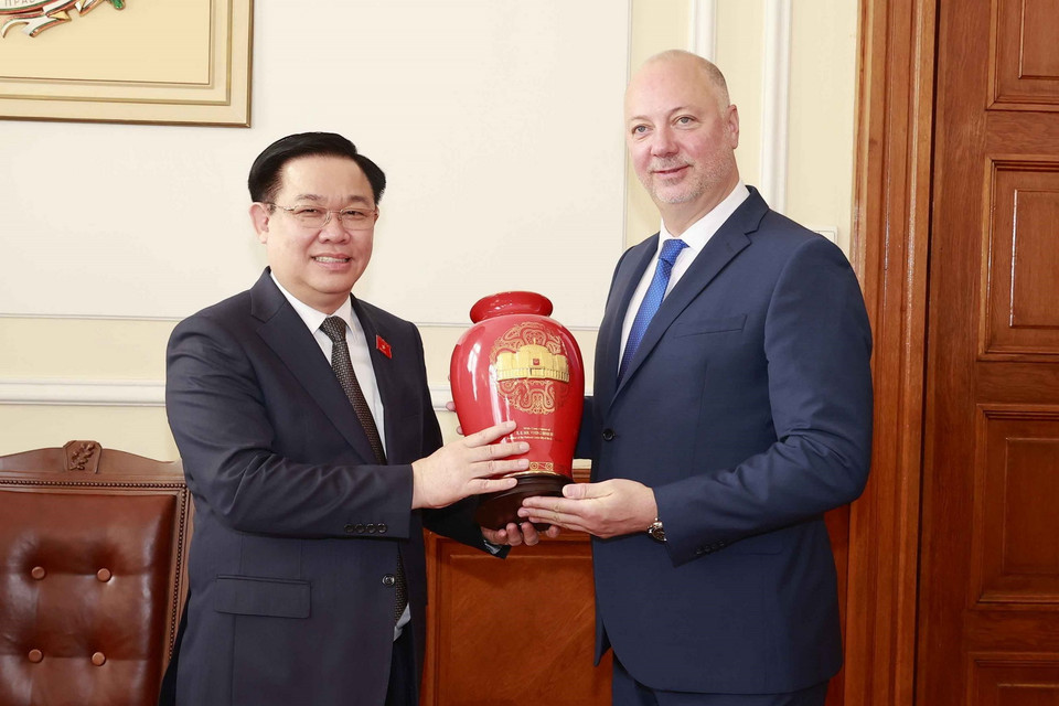 Chủ tịch Quốc hội Vương Đình Huệ tặng quà lưu niệm Chủ tịch Quốc hội Cộng hòa Bulgaria Rosen Zhelyazkov. (Ảnh: Doãn Tấn/TTXVN)