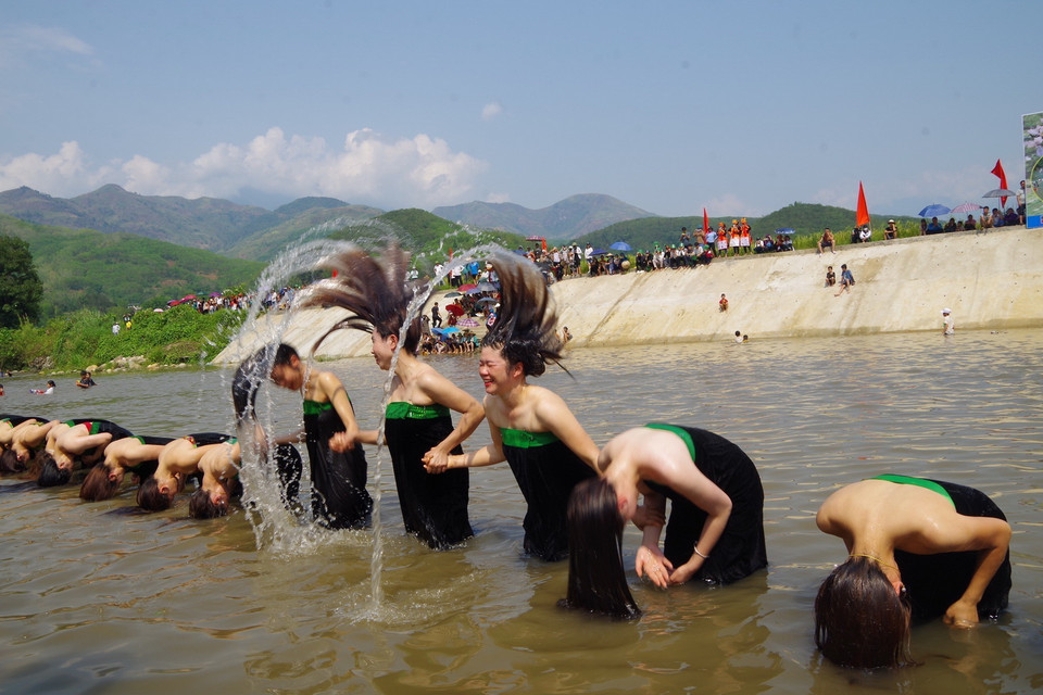 Các cô gái Thái xinh xắn trong bộ trang phục truyền thống tham gia lễ hội Áphôchiêng. (Ảnh: Việt Hoàng/TTXVN)