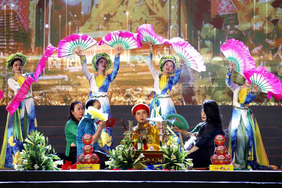 Trình diễn Tín ngưỡng thờ Mẫu Tam phủ. (Ảnh: Trung Kiên/TTXVN)