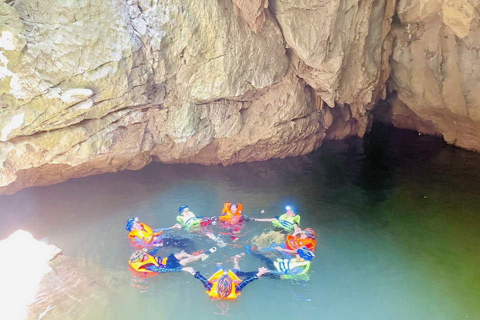 Nước trong hang rất trong xanh và dịu mát. (Ảnh: TTXVN phát)