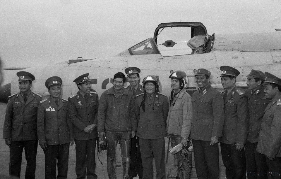 Đại tướng Chu Huy Mân, Chủ nhiệm Tổng cục Chính trị thăm, chúc Tết cán bộ, chiến sỹ đoàn Không quân Thăng Long nhân dịp Tết Nguyên đán Giáp Tý (1984). (Ảnh: Hứa Kiểm/TTXVN)