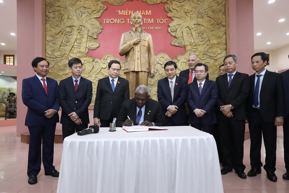 Chủ tịch Quốc hội Cuba Esteban Lazo Hernandez ghi sổ cảm tưởng khi đến thăm Nhà trưng bày "Vĩ tuyến 17 và khát vọng thống nhất." (Ảnh: Minh Quyết/TTXVN)