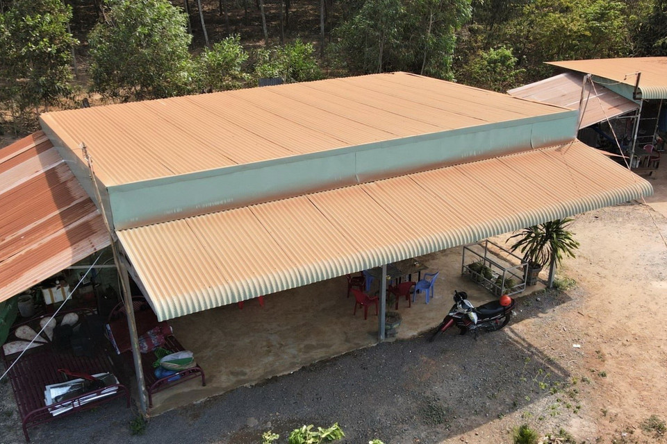  Bụi phủ lên mái nhà người dân xã Bình Sơn. (Ảnh: Công Phong/TTXVN)