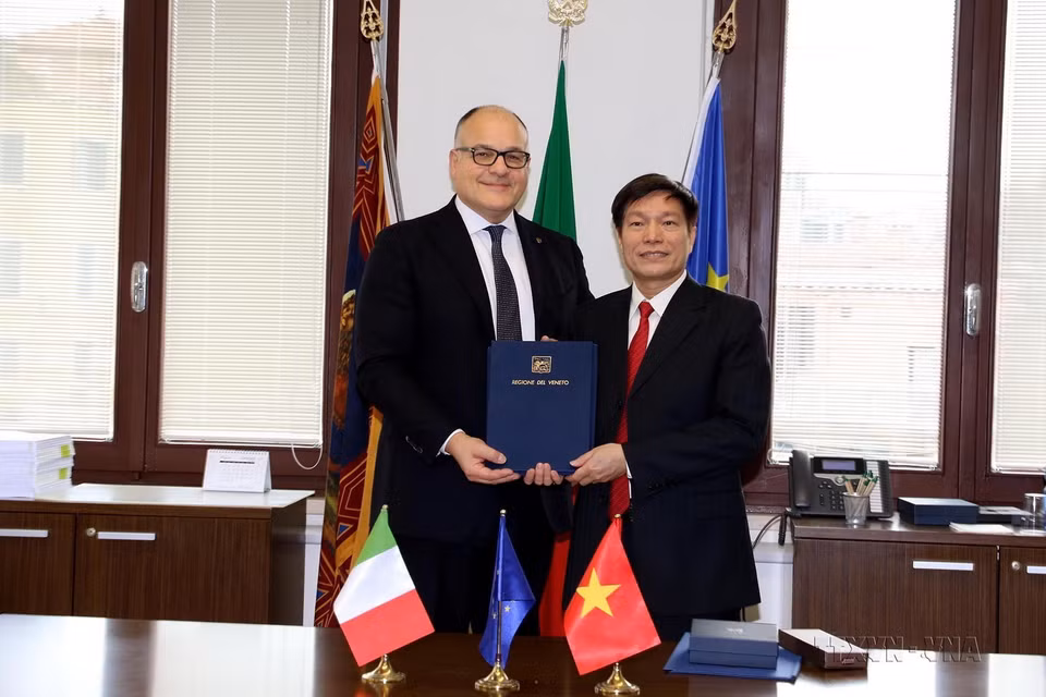 Ông Diego Vecchiato, Quan chức phụ trách đối ngoại vùng Veneto trao Bản ghi nhớ về thiết lập quan hệ hữu nghị và hợp tác giữa tỉnh Bà Rịa-Vũng Tàu với Vùng Veneto (Italy) cho Tham tán Thương mại Việt Nam tại Italy Nguyễn Đức Thanh, ngày 26/1/2018. (Ảnh: Nguyễn Thanh Bình/TTXVN)