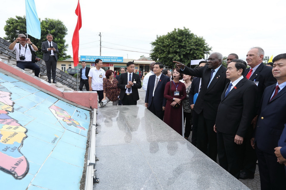 Các đại biểu tham quan Di tích Kỳ đài Hiền Lương trong Khu Khu Di tích Quốc gia Đặc biệt Đôi bờ Hiền Lương-Bến Hải, huyện Vĩnh Linh. (Ảnh: Minh Quyết/TTXVN)