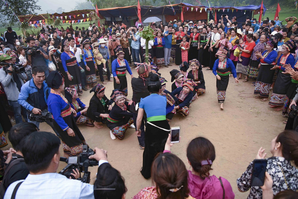  Sau phần lễ, mọi người tụ hội với các trò chơi dân gian đặc sắc. (Ảnh: Xuân Tư/TTXVN)