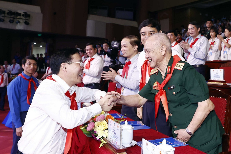 Chủ tịch nước Võ Văn Thưởng với các đại biểu dự Lễ kỷ niệm. (Ảnh: Thống Nhất/TTXVN)