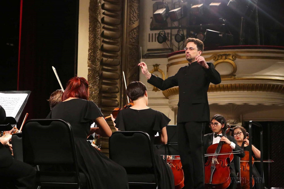 Nhạc trưởng Oliver Ochanine chỉ huy dàn nhạc tại buổi hoà nhạc “Gioacchino Rossini Gala Concert” kỷ niệm 72 năm Quốc khánh Italy và 45 năm thiết lập quan hệ ngoại giao Italy-Việt Nam, ngày 4/6/201. (Ảnh: Thành Đạt/TTXVN)