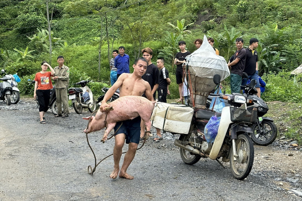Người dân di dời tài sản. (Ảnh: Quốc Khánh/TTXVN)