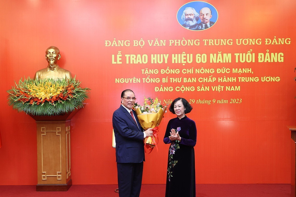 Đồng chí Trương Thị Mai, Ủy viên Bộ Chính trị, Thường trực Ban Bí thư, Trưởng ban Tổ chức Trung ương, chúc mừng nguyên Tổng Bí thư Nông Đức Mạnh. (Ảnh: Trí Dũng/TTXVN)