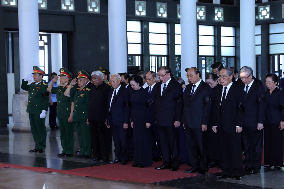 Đoàn đại biểu Ban Chấp hành Trung ương Đảng do bà Trương Thị Mai, Ủy viên Bộ Chính trị, Thường trực Ban Bí thư, Trưởng Ban Tổ chức Trung ương dẫn đầu viếng ông Nguyễn Khánh. (Ảnh: An Đăng/TTXVN)