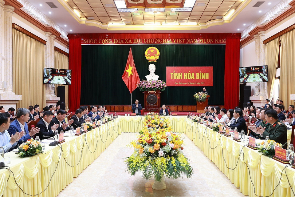 Thủ tướng Phạm Minh Chính làm việc với lãnh đạo chủ chốt tỉnh Hòa Bình. (Ảnh: Dương Giang/TTXVN)