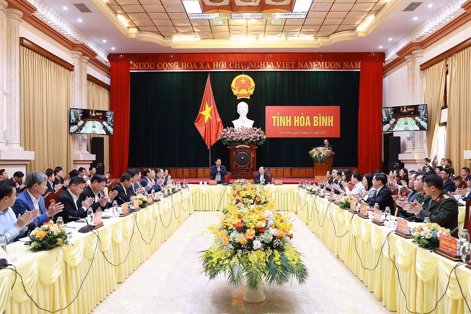 Thủ tướng Phạm Minh Chính làm việc với lãnh đạo chủ chốt tỉnh Hòa Bình. (Ảnh: Dương Giang/TTXVN)