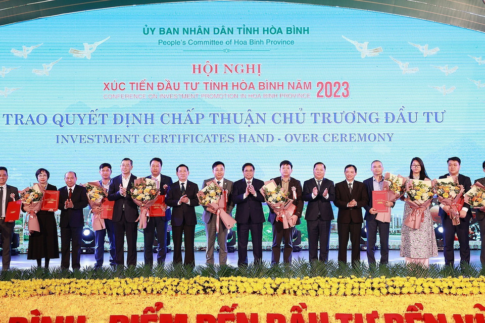 Thủ tướng chứng kiến trao chứng nhận đầu tư giữa địa phương và các nhà đầu tư. (Ảnh: Dương Giang/TTXVN)