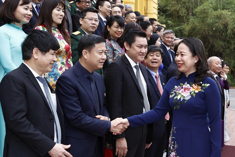 Quyền Chủ tịch nước Võ Thị Ánh Xuân cùng các thầy thuốc, cán bộ y tế tiêu biểu toàn quốc. (Ảnh: Thống Nhất/TTXVN)