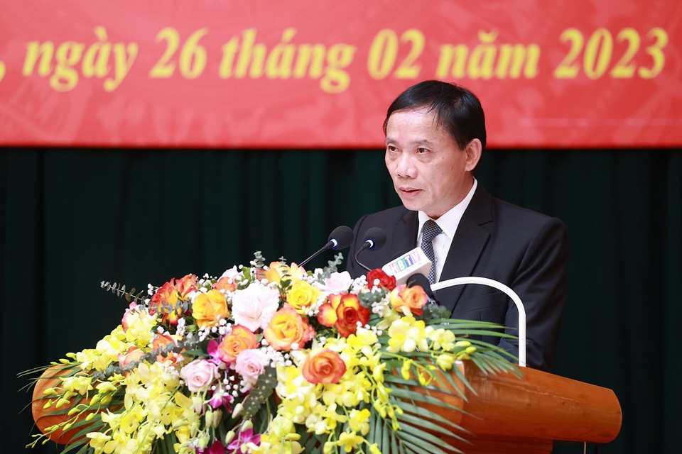 Chủ tịch tỉnh Hòa Bình Bùi Văn Khánh báo cáo tình hình kinh tế-xã hội của tỉnh. (Ảnh: Dương Giang/TTXVN)