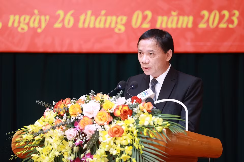 Chủ tịch tỉnh Hòa Bình Bùi Văn Khánh báo cáo tình hình kinh tế-xã hội của tỉnh. (Ảnh: Dương Giang/TTXVN)