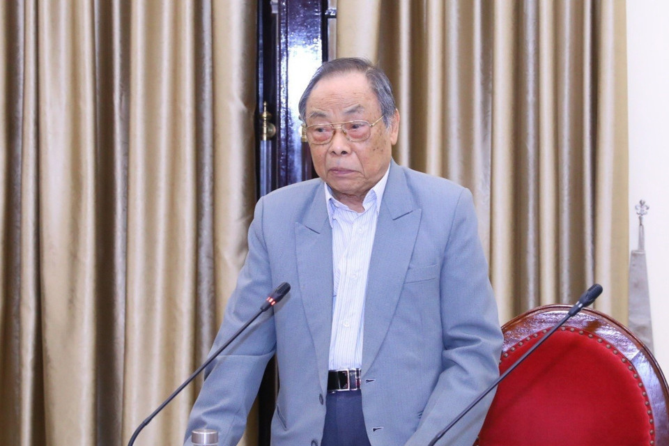 Giáo sư-Tiến sỹ Nguyễn Ngọc Long, Hội Cựu giáo chức, Học viện Chính trị quốc gia Hồ Chí Minh, trình bày tham luận: "Mấy vấn đề về quan hệ giữa nhân dân làm chủ với Nhà nước quản lý trong việc Nhà nước giao đất và thu hồi đất." (Ảnh: Văn Điệp/TTXVN)