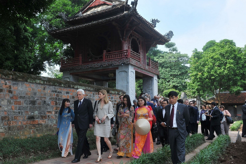 Trong chuyến thăm cấp Nhà nước Việt Nam, sáng 6/11/2015, tại Hà Nội, Tổng thống Italy Sergio Mattarella đến thăm Khu Di tích Văn Miếu-Quốc Tử Giám. (Ảnh: Trọng Đức/TTXVN)