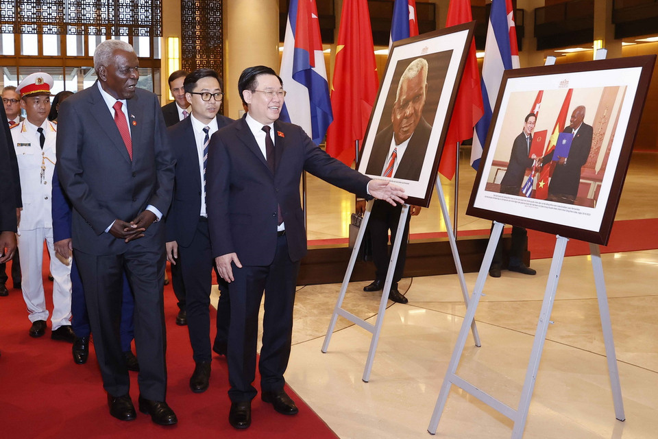 Chủ tịch Quốc hội Vương Đình Huệ và Chủ tịch Quốc hội Cuba Esteban Lazo Hernandez tham quan trưng bày ảnh tại Nhà Quốc hội. (Ảnh: Doãn Tấn/TTXVN)