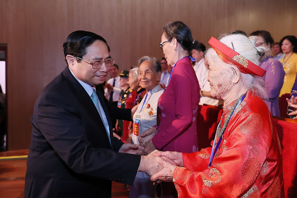 Thủ tướng Phạm Minh Chính thăm hỏi các Mẹ Việt Nam Anh hùng tham dự Hội nghị Biểu dương Người có công với Cách mạng tiêu biểu toàn quốc năm 2023. (Ảnh: Dương Giang/TTXVN)