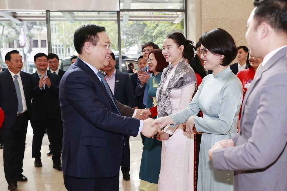 Chủ tịch Quốc hội Vương Đình Huệ và cán bộ, viên chức, phóng viên, người lao động. (Ảnh: Doãn Tấn/TTXVN)