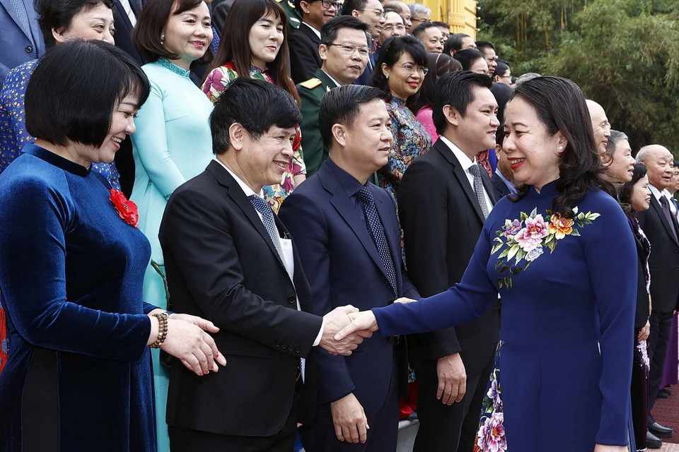 Quyền Chủ tịch nước Võ Thị Ánh Xuân với các thầy thuốc, cán bộ y tế tiêu biểu toàn quốc. (Ảnh: Thống Nhất/TTXVN)