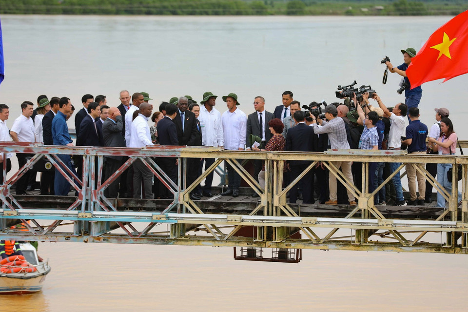 Đoàn đại biểu Cuba thăm cầu Hiền Lương thuộc Khu Du tích Quốc gia Đặc biệt Đôi bờ Hiền Lương-Bến Hải, huyện Vĩnh Linh. (Ảnh: Nhật Anh/TTXVN)