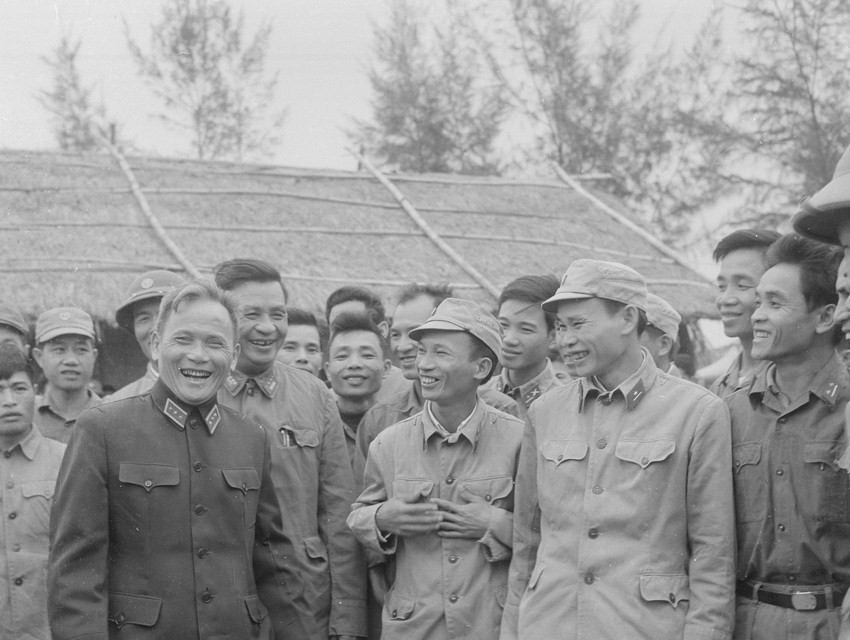 Thượng tướng Chu Huy Mân, Chủ nhiệm Tổng cục Chính trị ân cần thăm hỏi các cán bộ Quân đội sắp đi công tác về các tỉnh miền núi (11/1977). (Ảnh: Hồng Thụ/TTXVN)