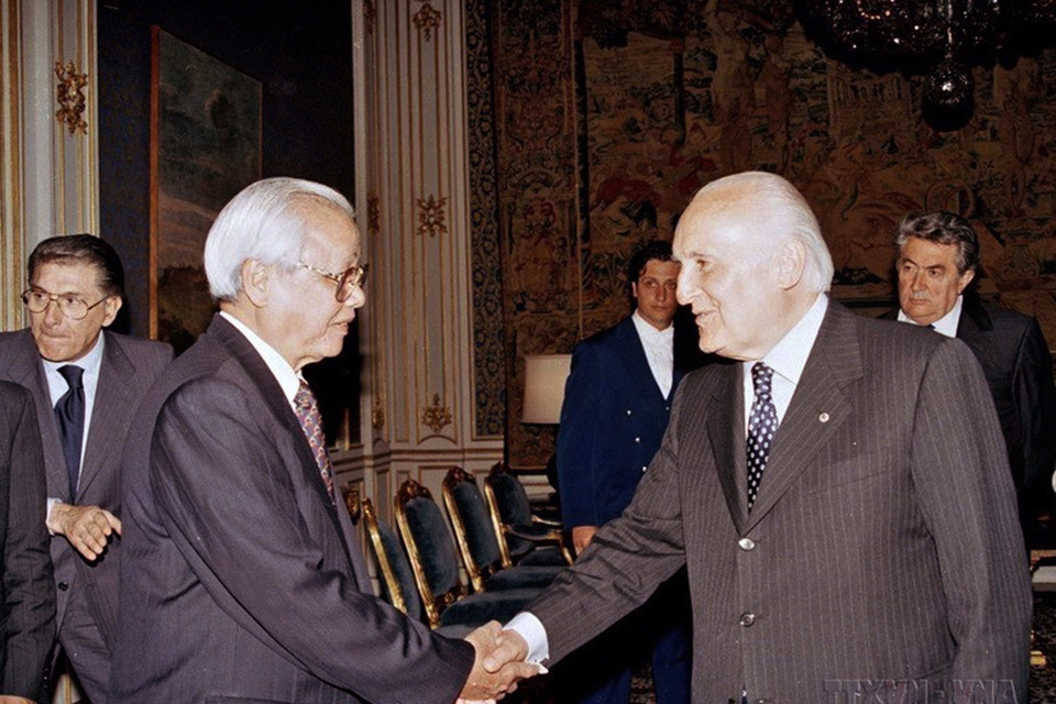 Thủ tướng Võ Văn Kiệt gặp Tổng thống Oscar Luigi Scalfaro trong chuyến thăm chính thức Italy, sáng 26/5/1997. (Ảnh: Minh Đạo/TTXVN)