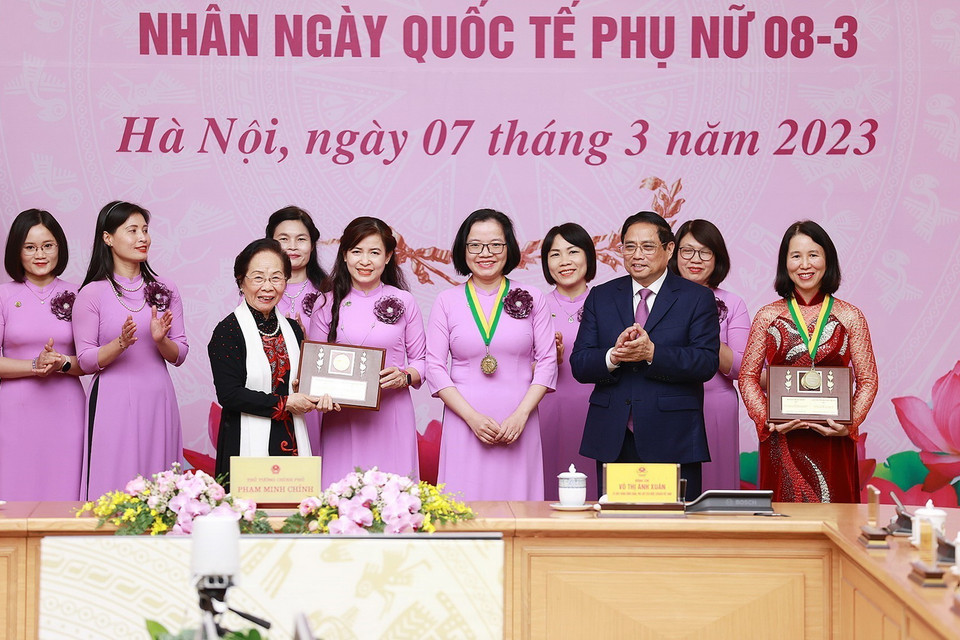 Thủ tướng Phạm Minh Chính và nguyên Phó Chủ tịch nước Nguyễn Thị Doan, Chủ tịch Hội đồng Giải thưởng Kovalevskaia trao Giải thưởng Kovalevskaia cho các nhà khoa học nữ thuộc tập thể Bộ môn Hóa Dược, Trường Đại học Dược Hà Nội. (Ảnh: Dương Giang/TTXVN)